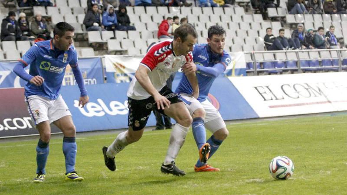 El culturalista Turzo, en el centro, desarrolló un soberbio partido frente al Real Oviedo en el estadio Carlos Tartiere.