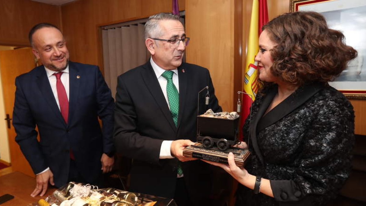 Un momento del acto de hermanamientos de Bembibre y La Unión, celebrado ayer en el salón de plenos del Ayuntamiento berciano.