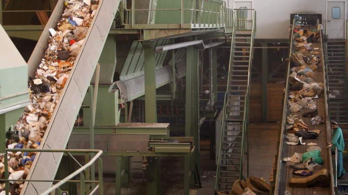 Imagen del interior de las cintas de selección de residuos en el complejo del CTR en San Román de la Vega.