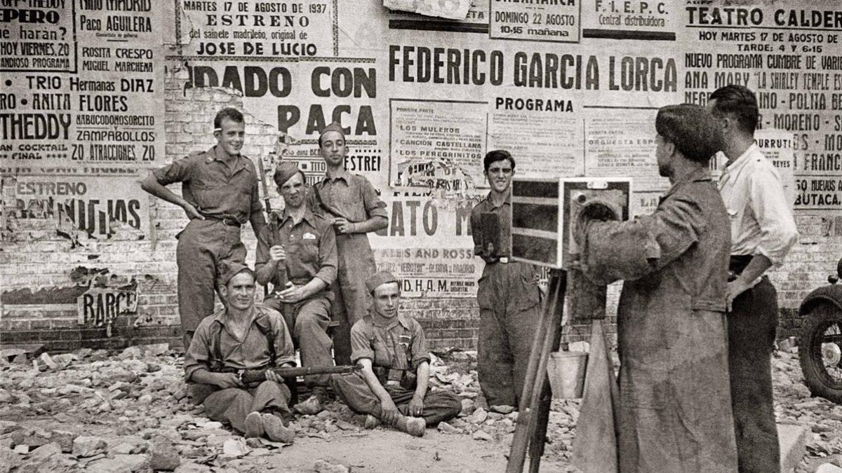Fotógrafo ambulabte retratando soldados durante la Guerra Civil.  /