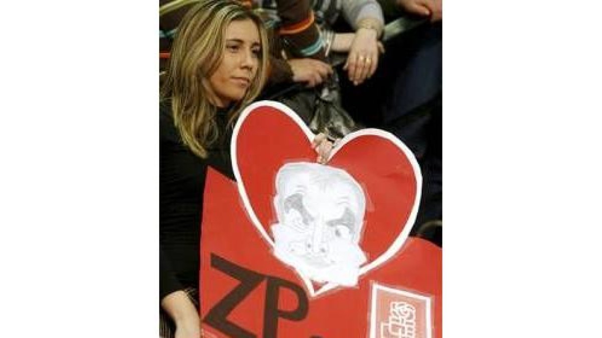 Una asistente al acto político protagonizado por Zapatero en Valencia