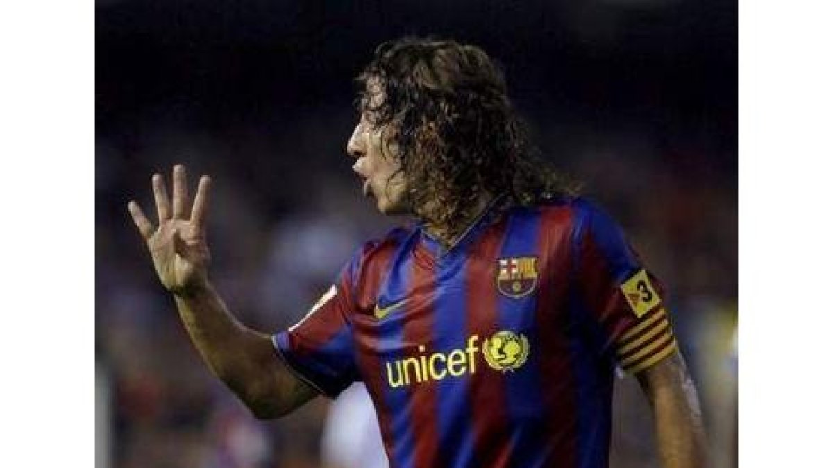 Carles Puyol realiza un gesto al banquillo.
