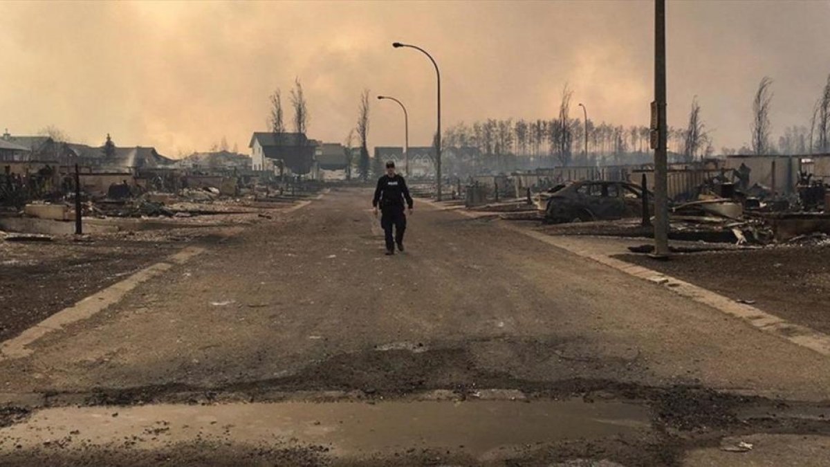Una calle de Fort McMurray, arrasada por las llamas, el 5 de mayo.