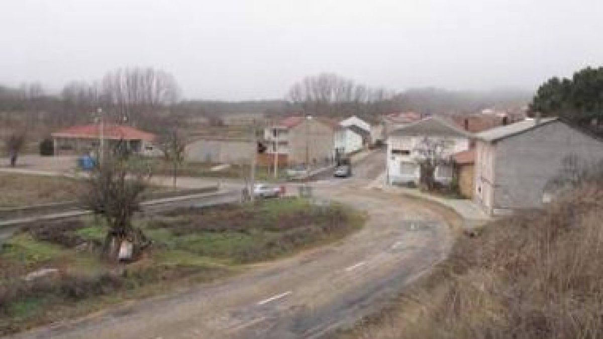 La carretera de La Bañeza se cruza con la de Astorga en un ángulo recto.