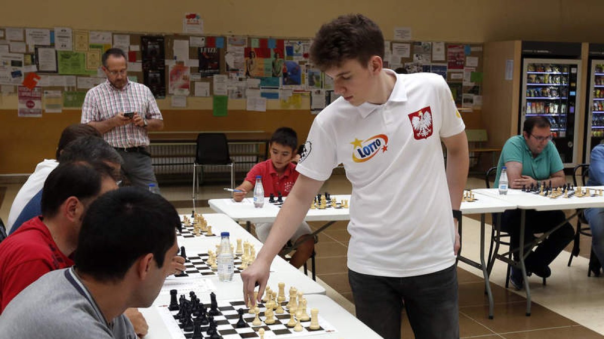 El polaco Duda en las partidas simultáneas. Detrás un joven participante. MARCIANO PÉREZ