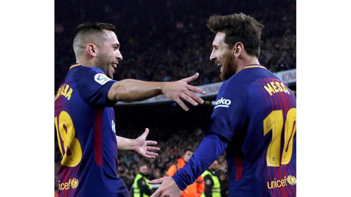 Leo Messi celebra su gol con Jordi Alba, el segundo de su equipo. ESTÉVEZ