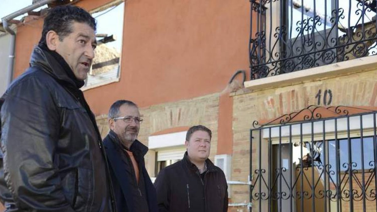 Lisandro García, Joaquín Llamas y Óscar Álvarez, junto a los inmuebles siniestrados.