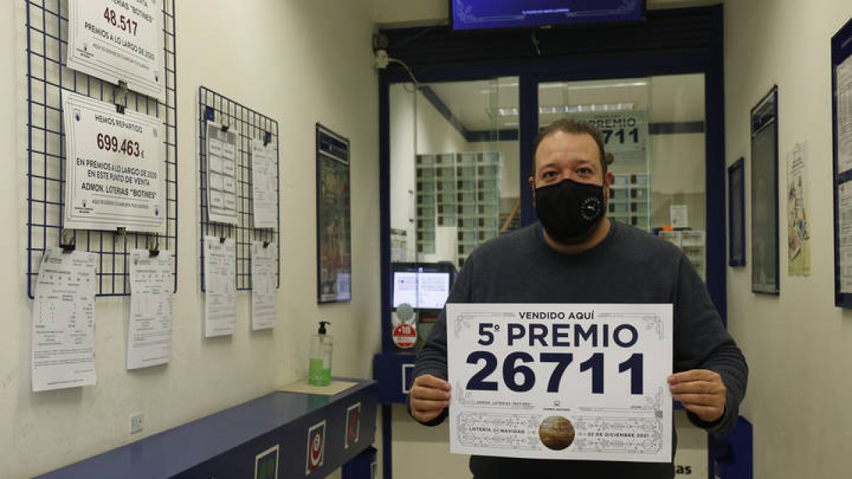 Luis Aguado, con el número premiado. FERNANDO OTERO