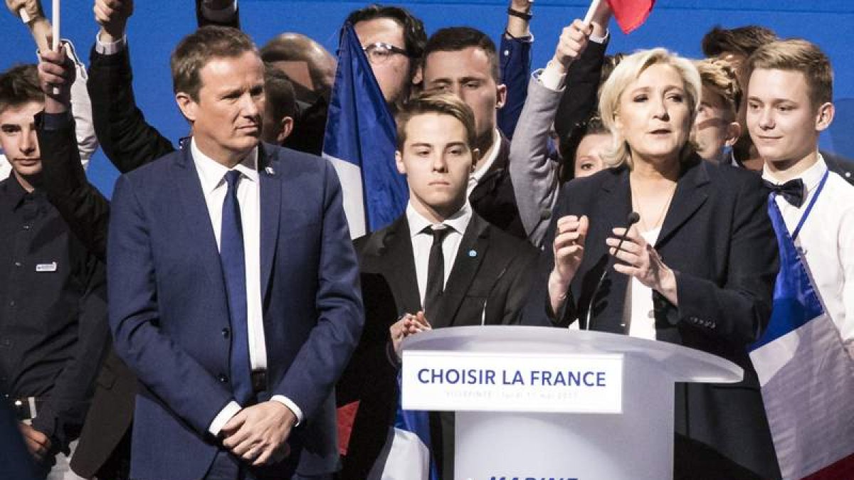 Le Pen en un mitin en Villepinte, en el norte de París. ETIENNE LAURENT