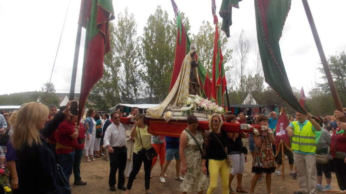 La patrona fue arropada por romeros y los pendones de la ribera del Torío.