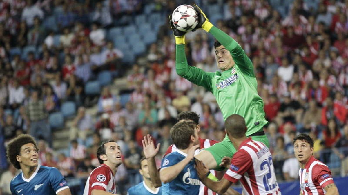 El portero belga del Atlético de Madrid, Thibaut Courtois, se eleva por encima de todos.