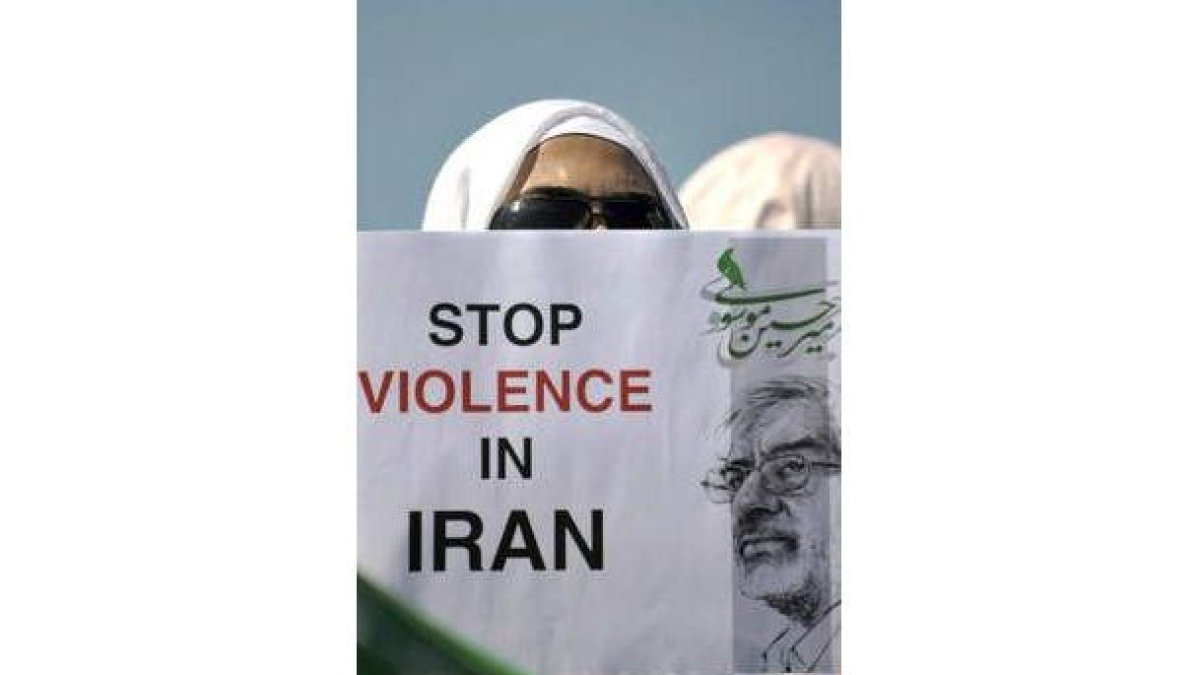 Iraníes protestan ante la sede de la ONU.