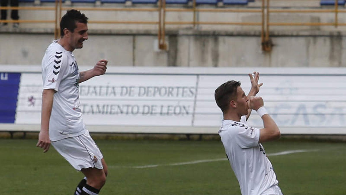 Góngora celebra el gol de la Cultural con su dedo pulgar en la boca. Negral acude rápidamente a felicitarle.
