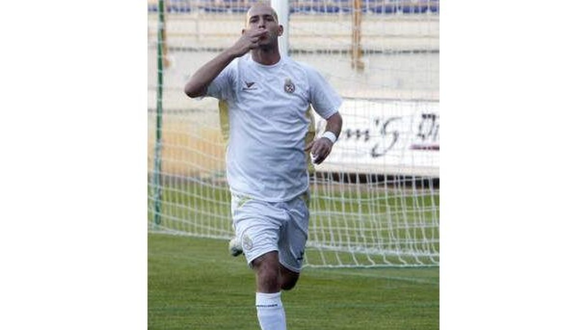 Jito celebra uno de sus goles.