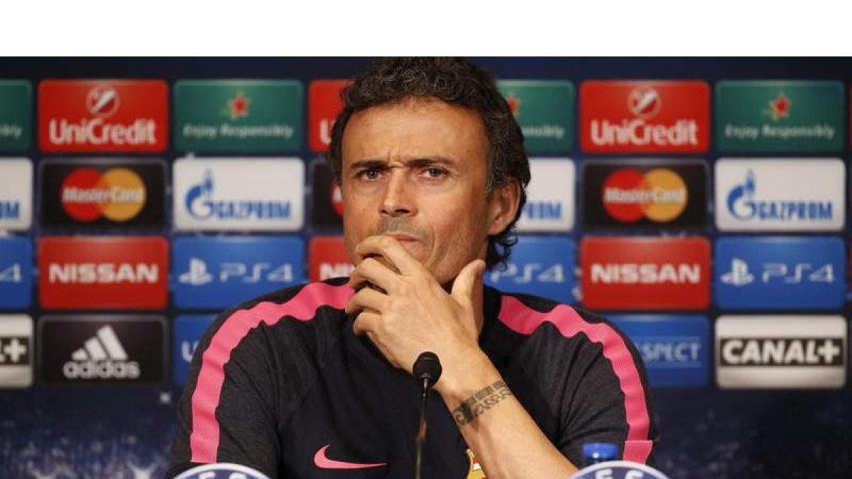Luis Enrique durante la rueda de prensa en París.