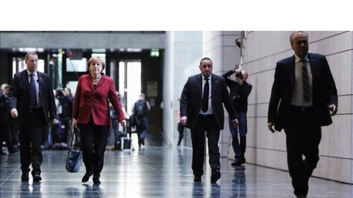 Angela Merkel llega a la cita para negociar con los socialdemócratas.