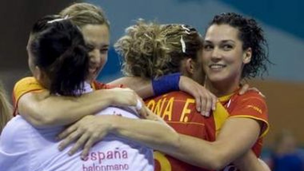 Las españolas celebran su victoria sobre Rumanía.