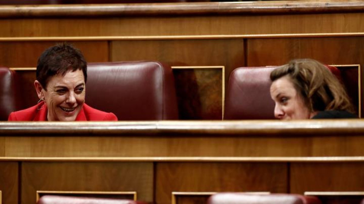 La ministra de Asuntos Exteriores, Arancha González Laya (i), durante el pleno celebrado este miércoles. MARISCAL