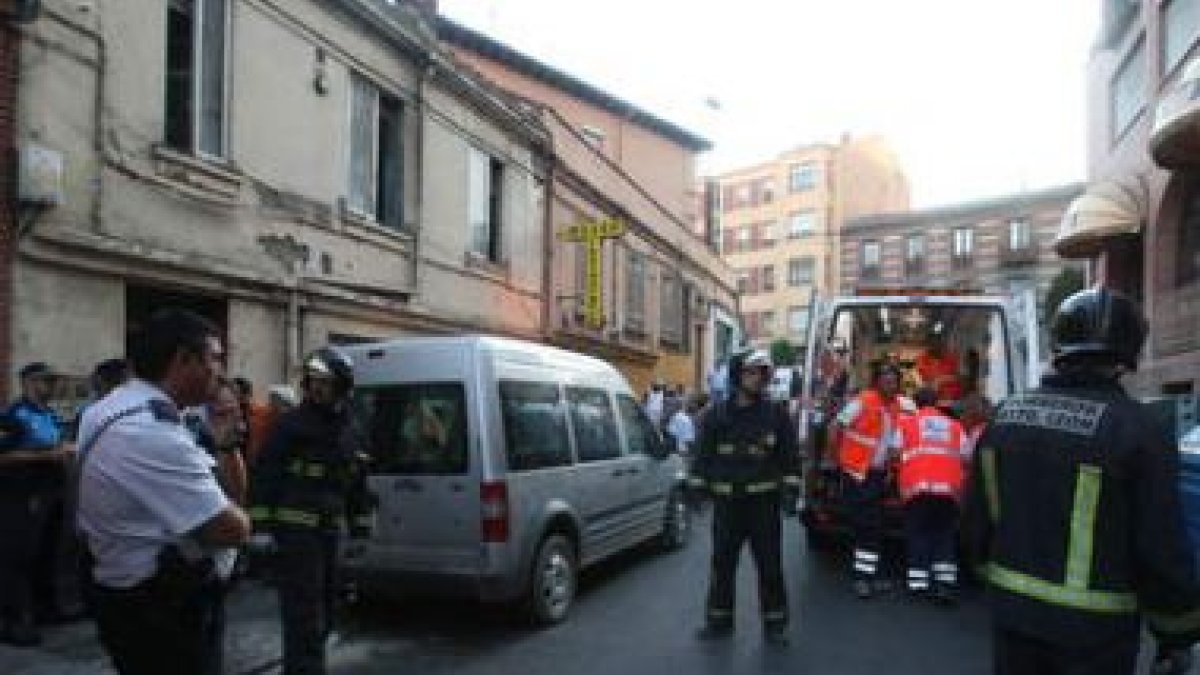 Los bomberos auxiliaron a la mujer herida, que quedó atrapada en la planta baja del edificio.