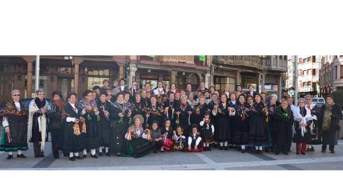 Las Águedas de la Cofradía Penitencial del Salvador posan en la plaza Mayor tras recibir el bastón de mando.