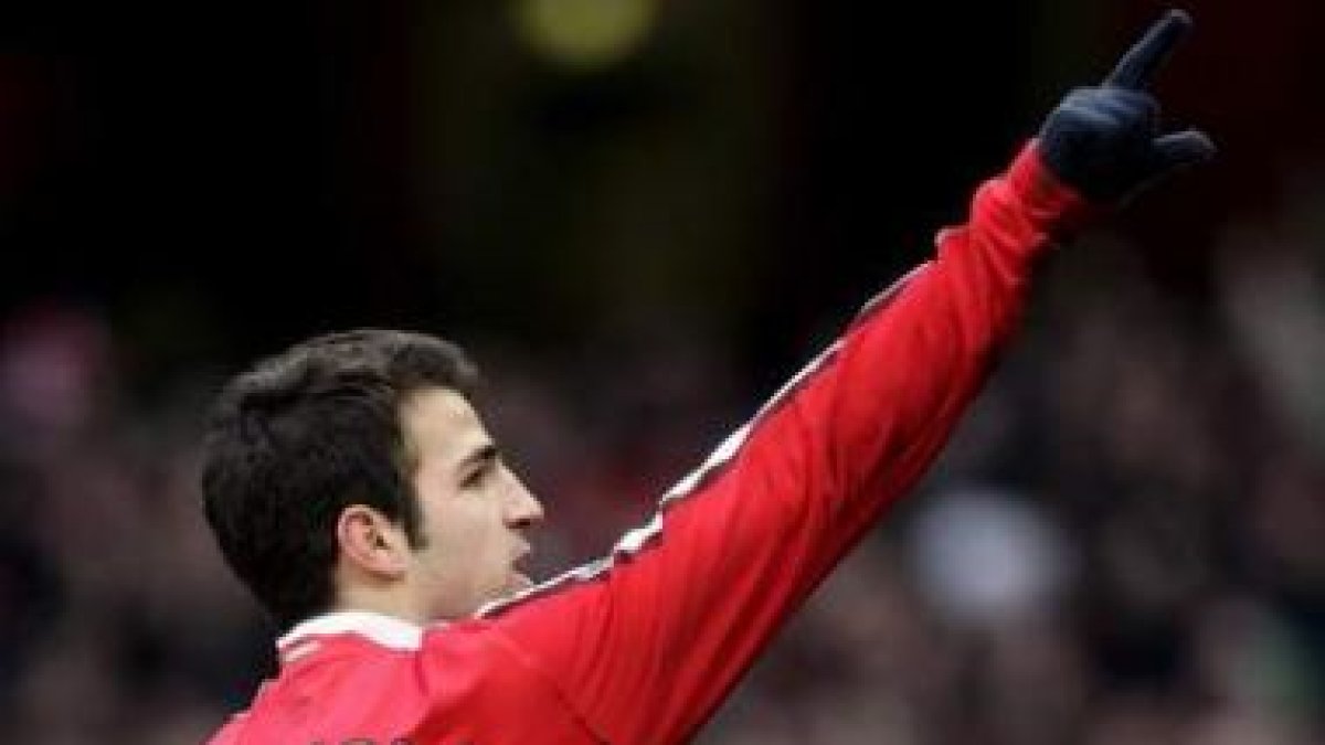 Fábregas celebra ayer su primer gol en el partido de su retorno ante el Aston Villa.