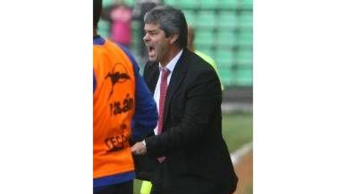 El técnico canario pedía calma a sus jugadores en el Romano de Mérida de esta forma tan elocuente