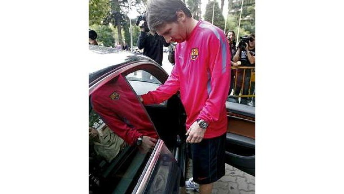 Messi sube a su coche tras abandonar el hospital.