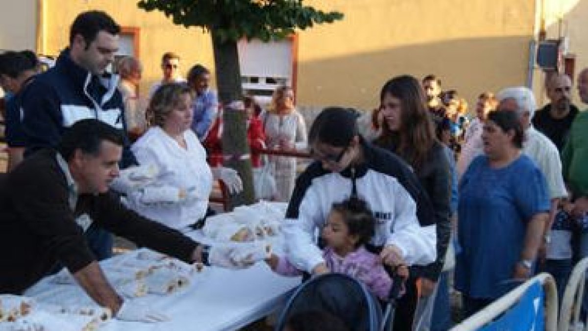 García Bayón reparte los bocadillos a los asistentes.