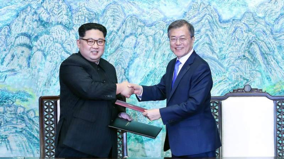 El líder norcoreano Kim Jong-un y el presidente surcoreano, Moon Jae-in estrechan la mano tras firmar un acuerdo. KOREA SUMMIT PRESS