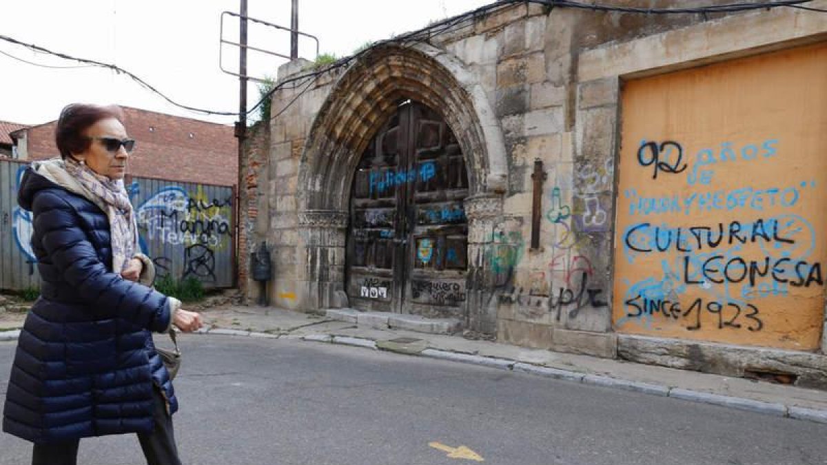Imagen del acceso al solar en el que se hallaron los restos romanos de gran valor histórico.