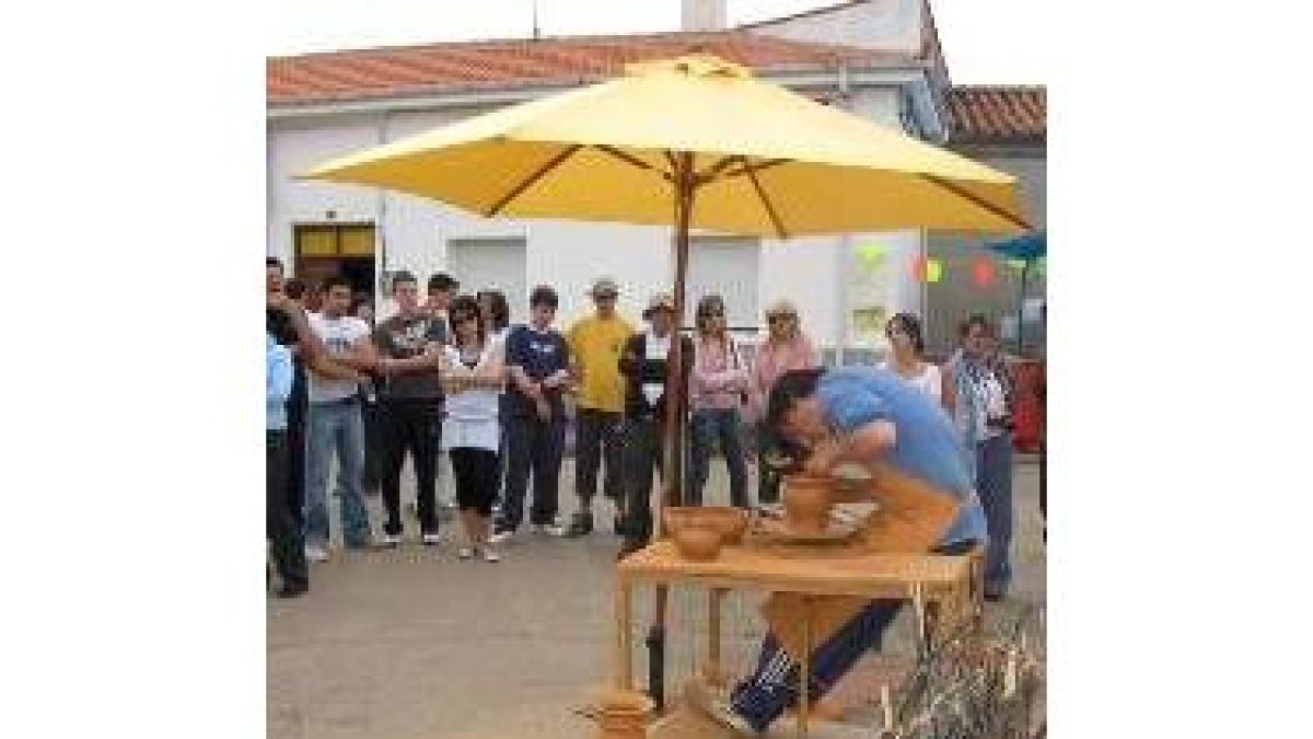 El bolo de barro se convierte en cacharro, todo un espectáculo