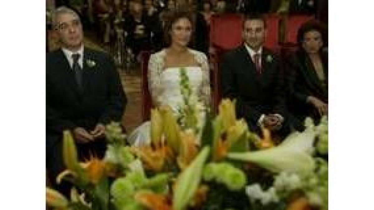Los novios y los padrinos en un momento de la ceremonia