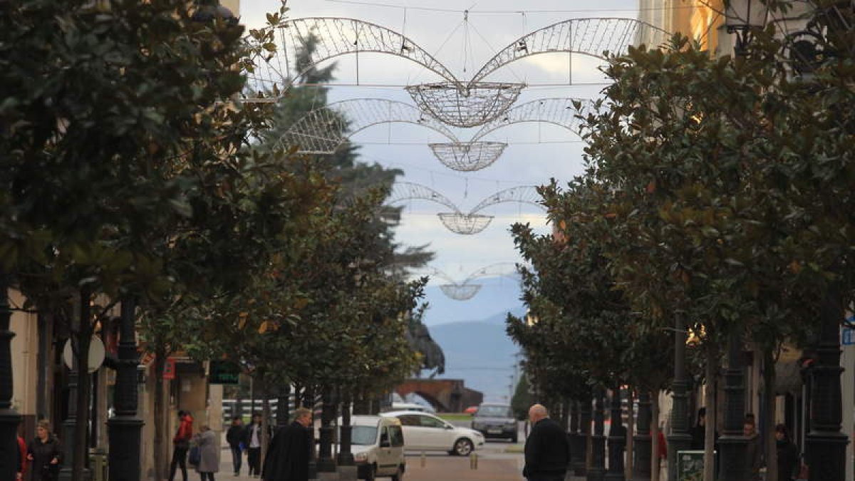 Imagen tomada ayer de los arcos navideños en la avenida de España, todavía apagados.