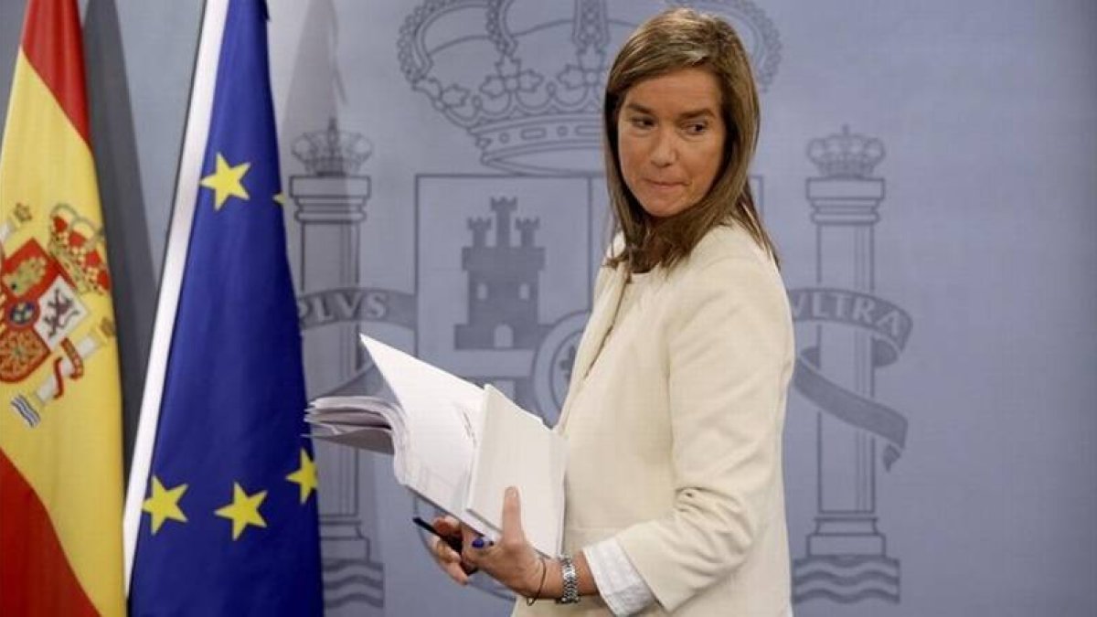 La ministra de Sanidad Ana Mato, durante la rueda de prensa posterior al Consejo de Ministros, en el Palacio de la Moncloa.