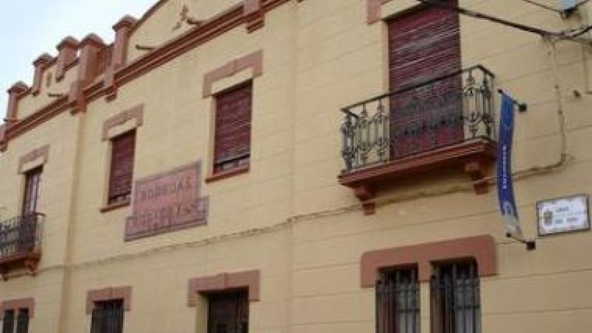 Los viñedos de Gordonzello presiden la entrada a Gordoncillo, al fondo, cuna de la Denominación de O