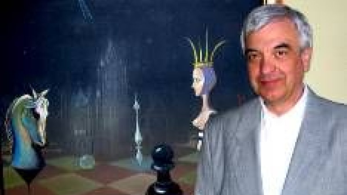 El pintor de origen búlgaro y afincado en España Valentín Kovatchev posa junto a una de sus obras
