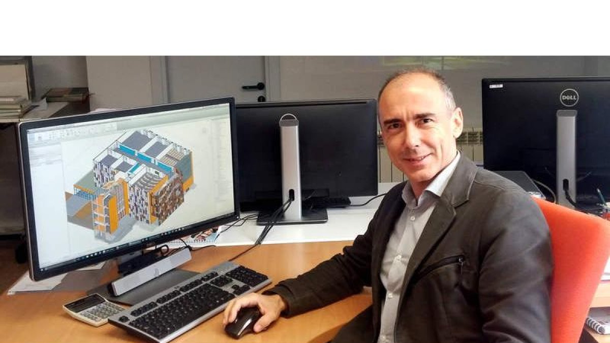 El arquitecto leonés Francisco Valbuena, en su despacho en la Unidad Técnica de Arquitectura de la Universidad de Valladolid. DL