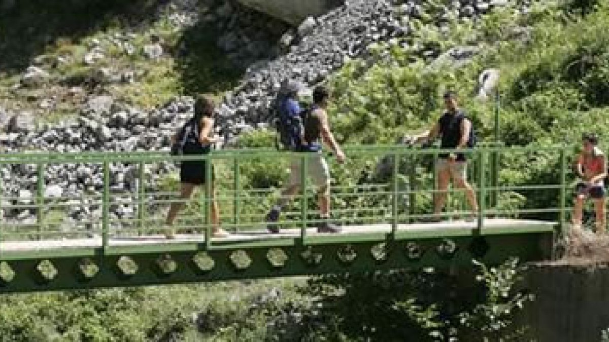 Un grupo de turistas realiza la ruta del Cares por la vertiente leonesa de Picos de Europa.