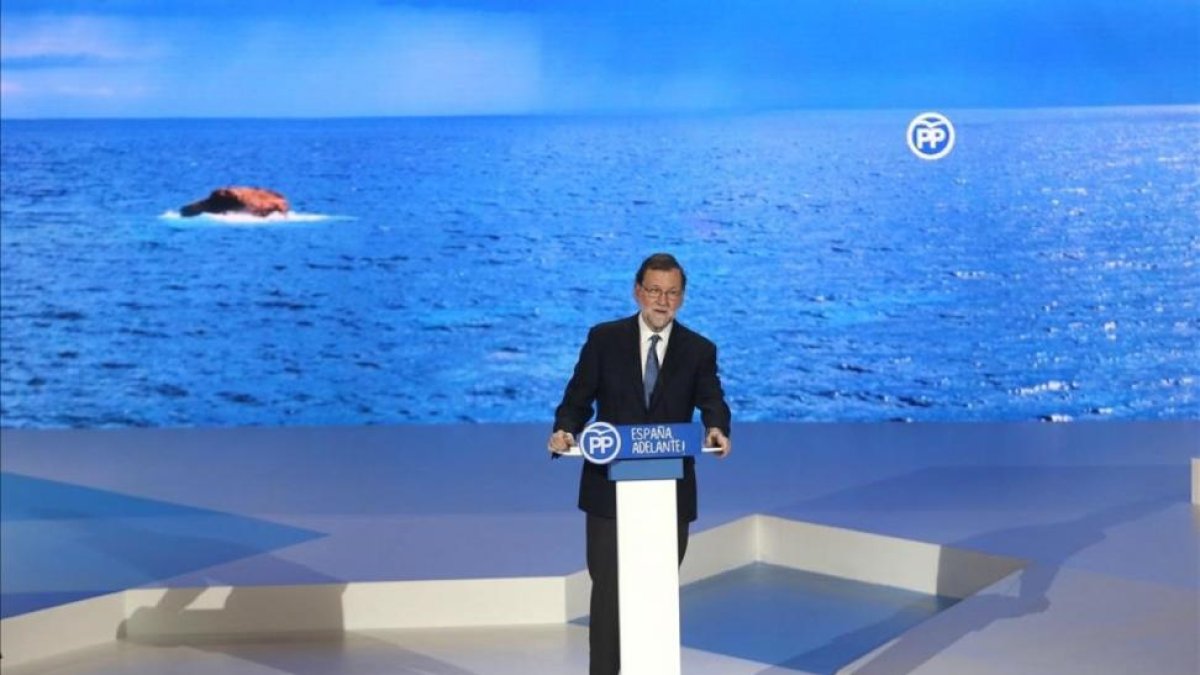 http://estaticos.elperiodico.com/resources/jpg/8/1/icoy37233824-cospedal-rajoy-cifuentes170210171328-1486743403918.jpg