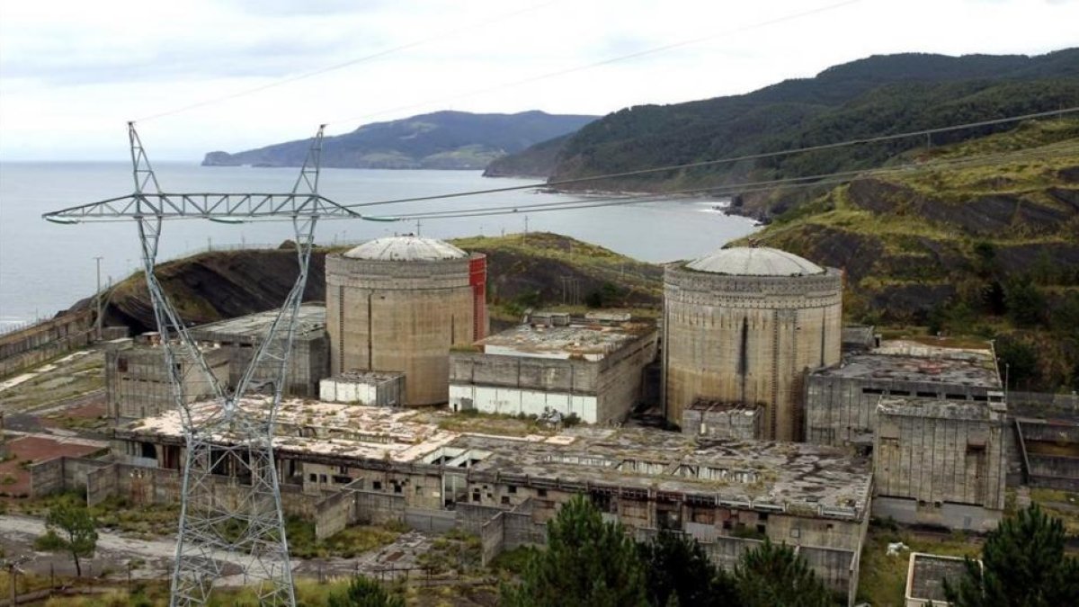 Aspecto actual de la central nuclear de Lemóniz o Lemoiz, en Vizcaya. Ni llegó a funcionar ni nunca fue desmantelada.