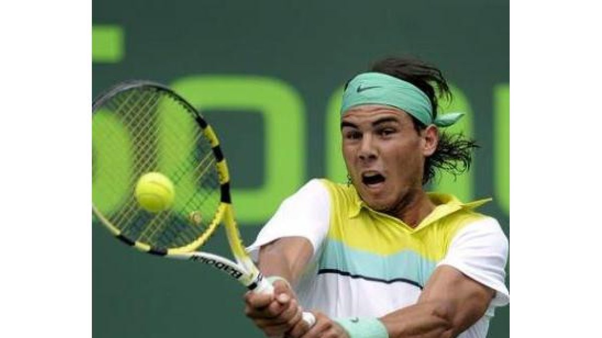 El tenista español Rafael Nadal golpea la bola durante el partido de ayer