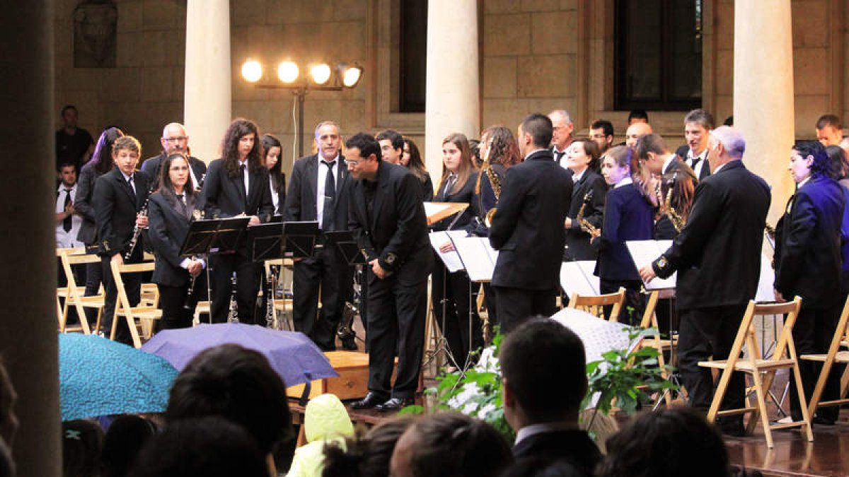 Una de las bandas que actuó ayer en el Palacio de los Guzmanes.
