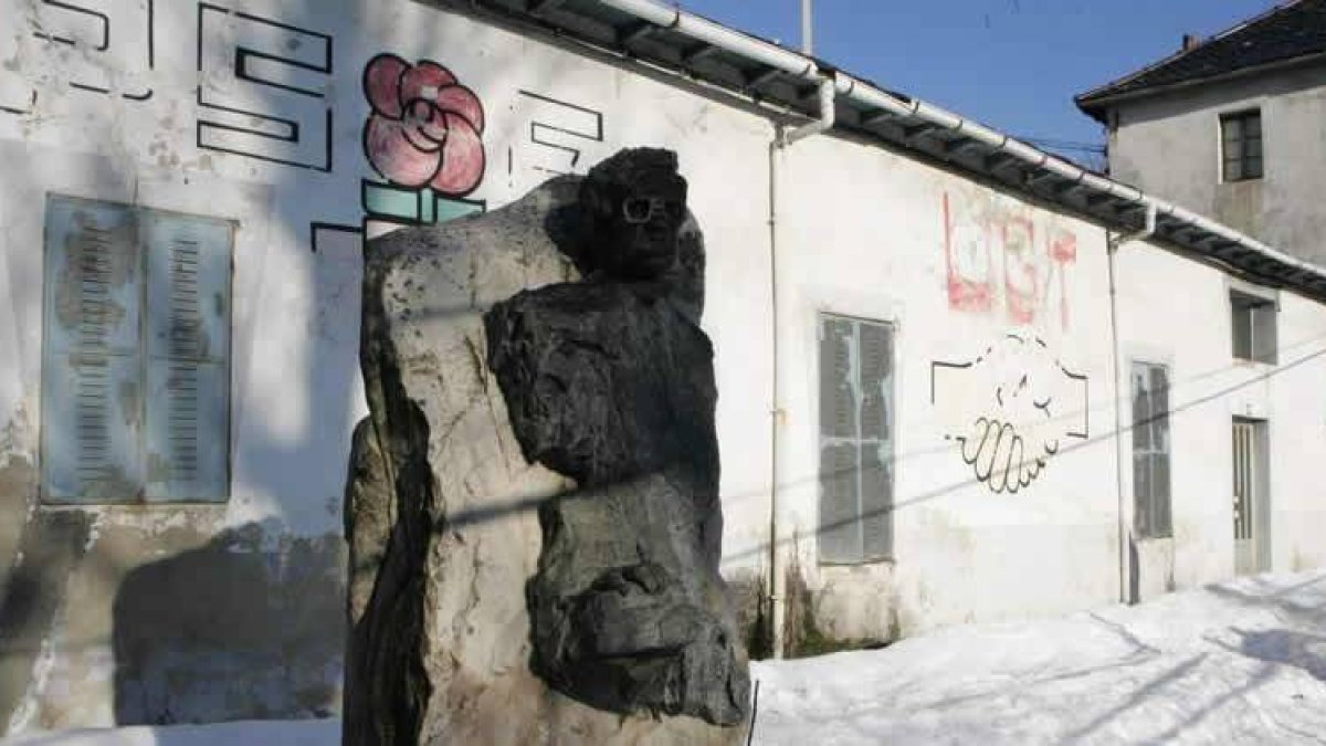 El centro sindical de UGT en Villaseca de Laciana, una de las obras pendientes.