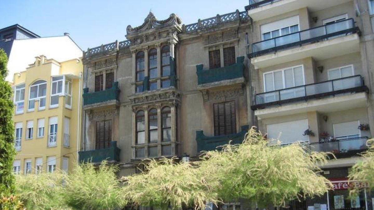 El edificio Villarejo encajonado entre otros más modernos. CEBRONES
