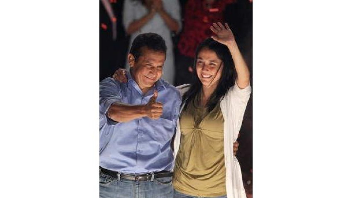 Humala saluda a sus simpatizantes con su esposa Nadine.