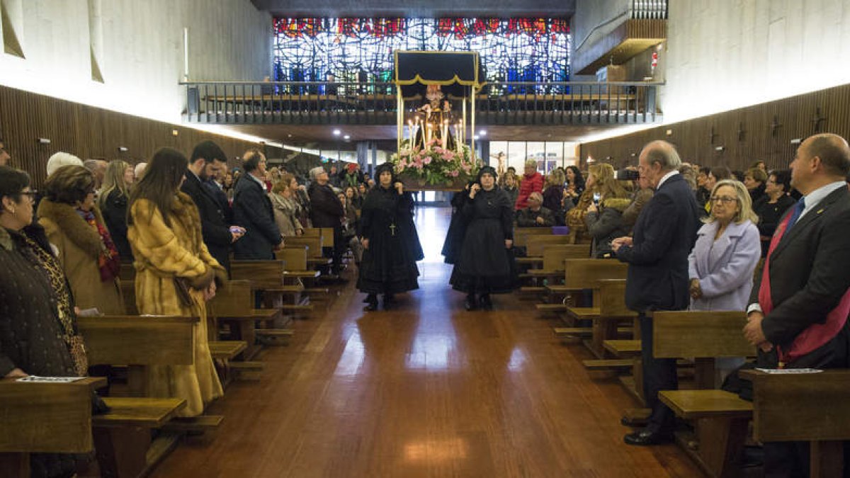 La Virgen del Camino avanza hacia el altar de la Basílica donde se efectuó la Plegaria. FERNANDO OTERO