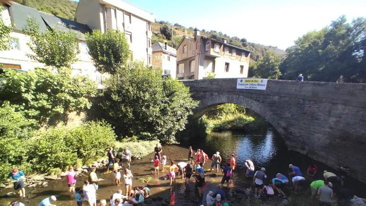 El puente de piedra que une las dos orillas del río Tremor a su paso por Torre del Bierzo fue ayer testigo de cómo casi un centenar de bateadores venidos de distintos puntos de la geografía española participaban en el primer concurso de bateo organizado por la Fundación Cultura Minera. Todos los participantes lograron encontrar alguna pepita durante una jornada que sirvió para que la Fundación anunciara su intención de crear una escuela de bateo que contará con el apoyo del Ayuntamiento de Torre, según confirmó su alcalde, Gabriel Folgado, en el transcurso de la jornada festiva en la ribera del río Tremor. CEBRONES