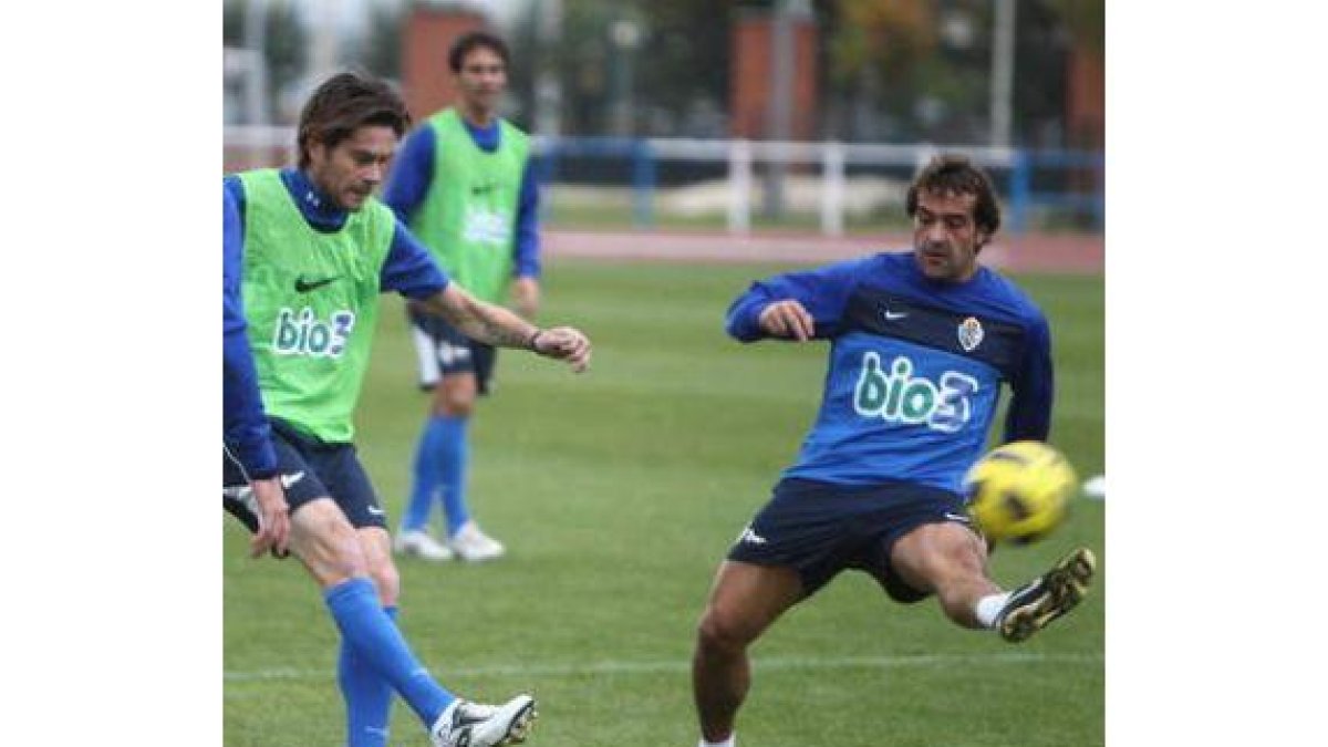 Saizar, derecha, es el máximo goleador del equipo tras anotar su cuarto tanto en Vallecas.