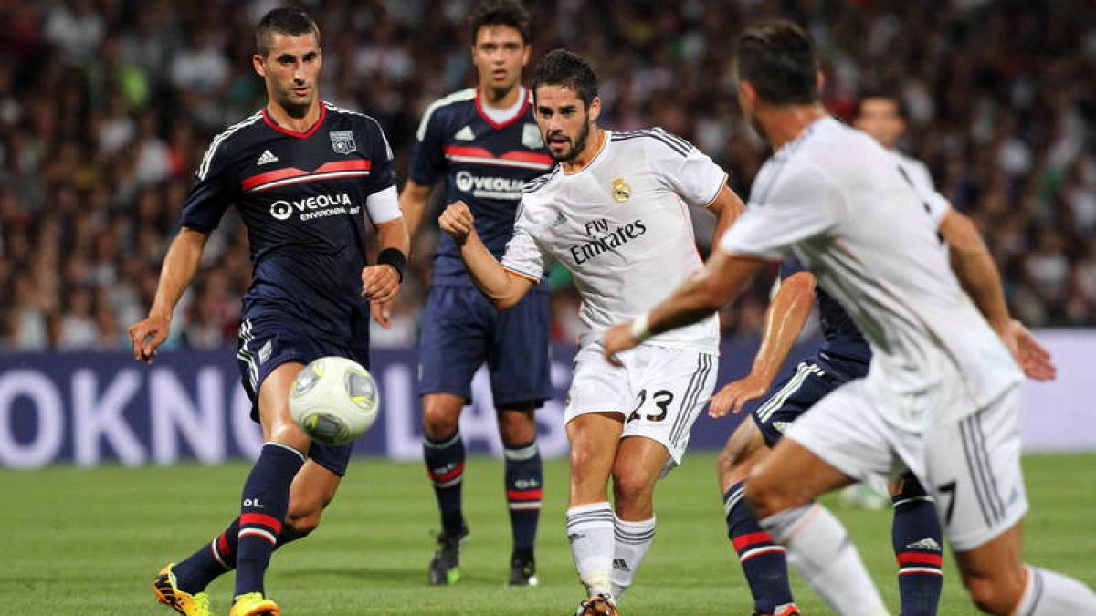 Los jugadores del Real Madrid Isco y Cristiano Ronaldo, ante la oposición de Maxime Gonalons, futbolista del Olympique de Lyon.