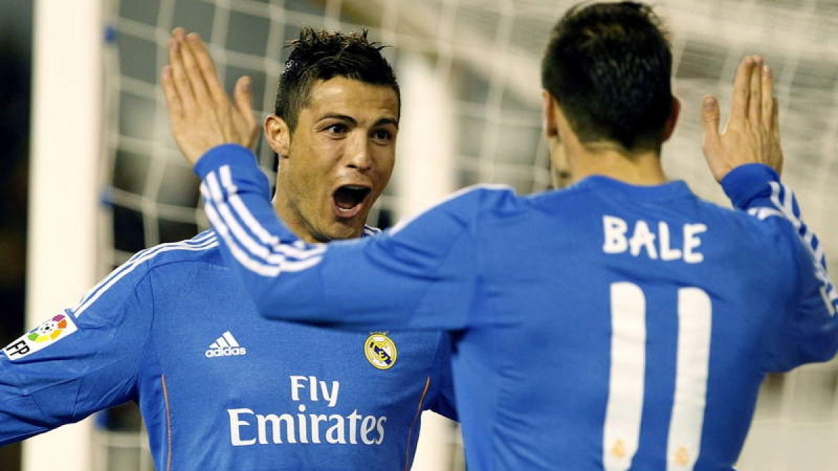 Cristiano Ronaldo celebra con Gareth Bale el primer gol del portugués, ayer, ante el Rayo Vallecano.